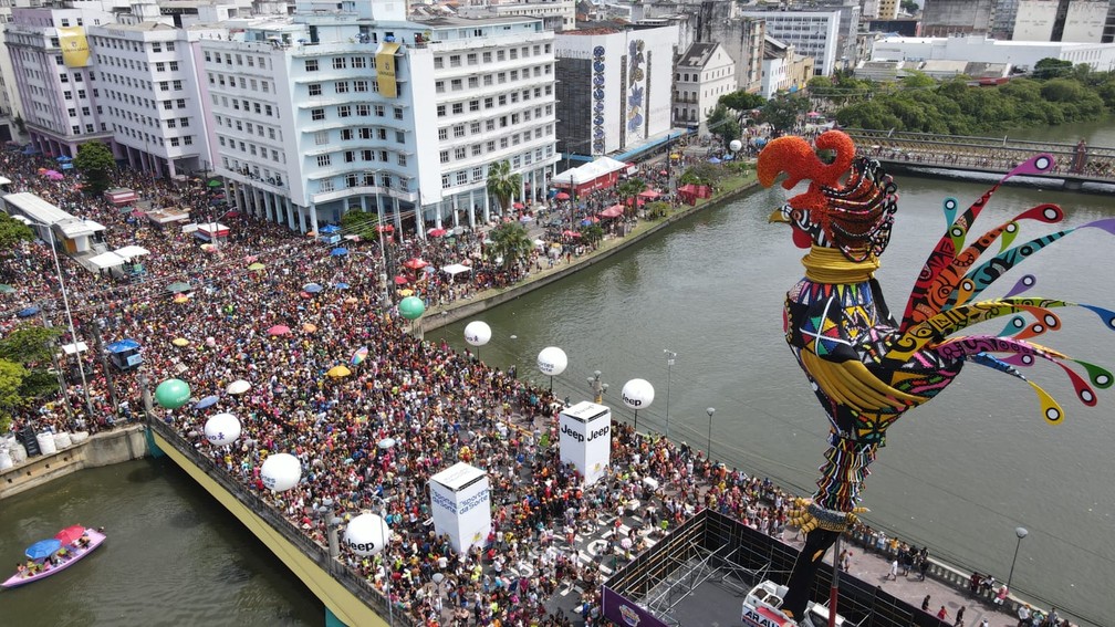 Galo Gigante no carnaval do Recife de 2023 — Foto: Alessandro Manaro/TV Globo