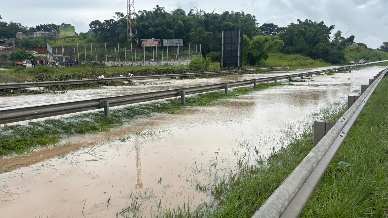 Chuva alaga pistas e provoca interdição total na rodovia Floriano Rodrigues Pinheiro