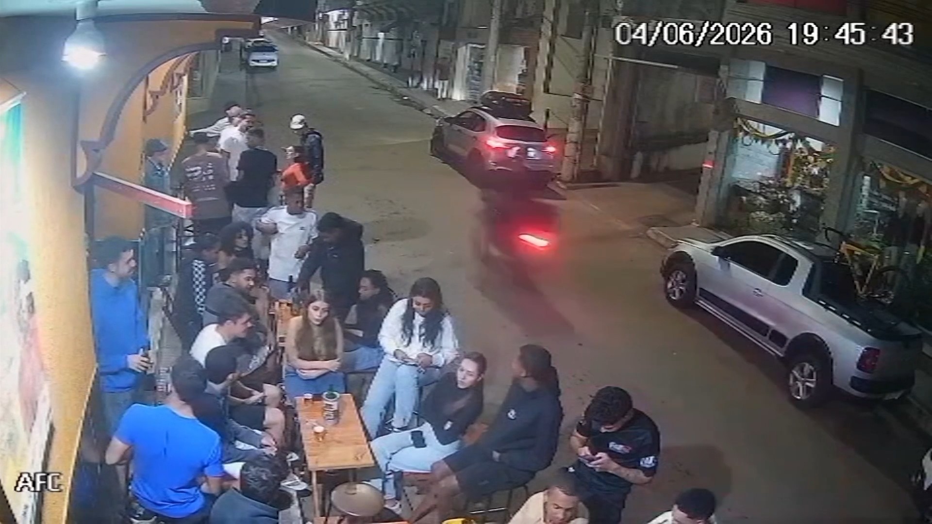 Homem é arremessado e morre após ser atropelado por moto em MG; vídeo mostra momento do acidente