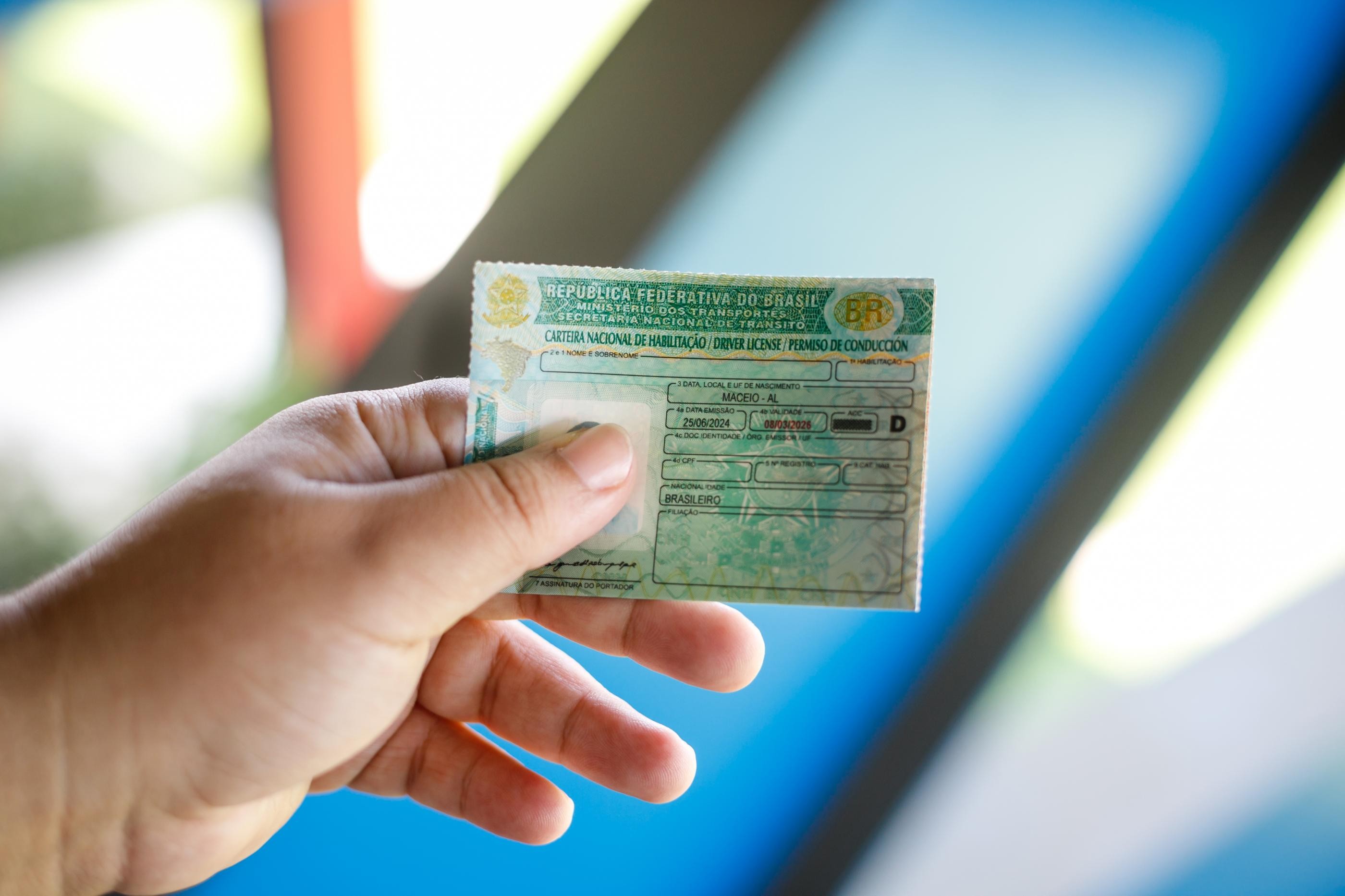 Avançar sinal vermelho e usar faixa de ônibus: quase 2 mil condutores em AL tiveram CNH suspensa em 2025