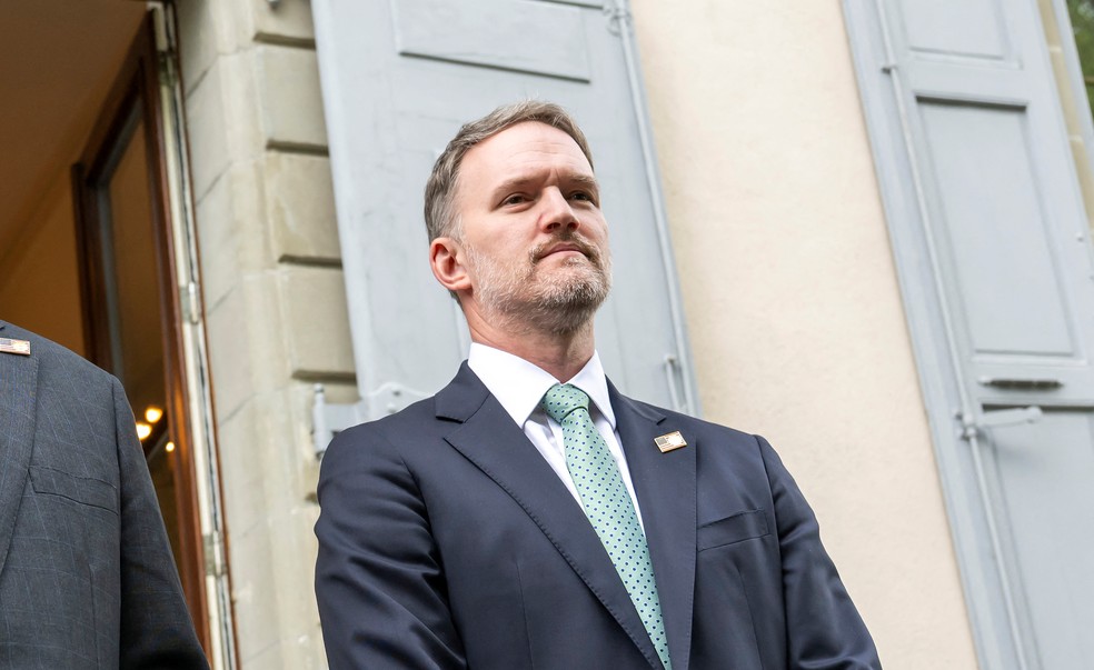 O Secretário do Tesouro dos EUA, Scott Bessent, e o representante de comércio dos EUA, Jamieson Greer, falam à imprensa após negociações comerciais com a China em Genebra — Foto: Martial Trezzini/Handout via Reuters