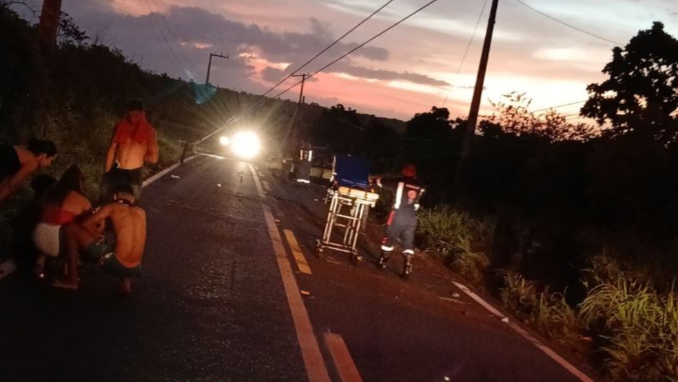 Quatro pessoas ficaram feridas após carro capotar e derrubar poste na CE-153, em Cascavel. — Foto: Reprodução