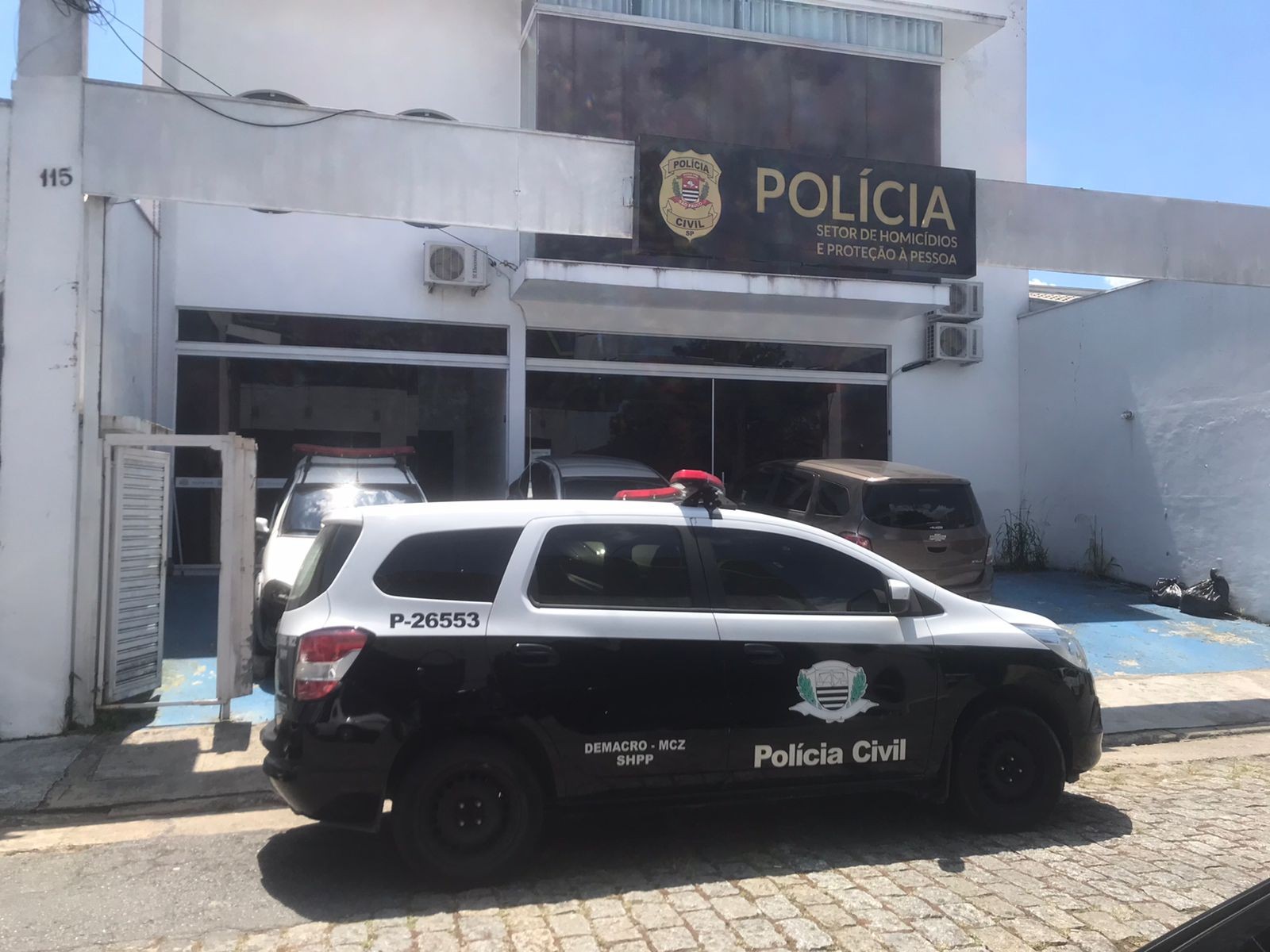 Corpo em decomposição é encontrado dentro de geladeira em matagal em Suzano