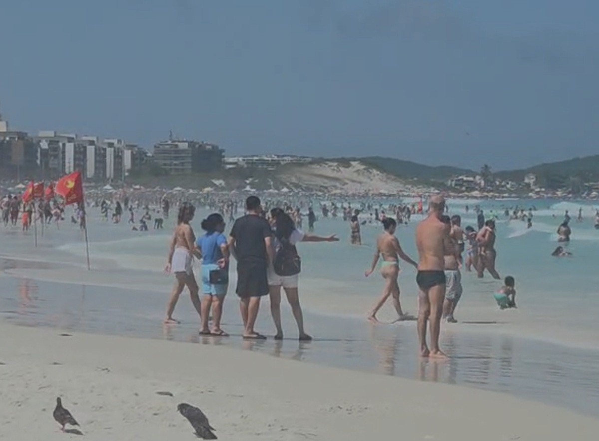 Praia do Forte em Cabo Frio recebe turistas com sol e mar tranquilo