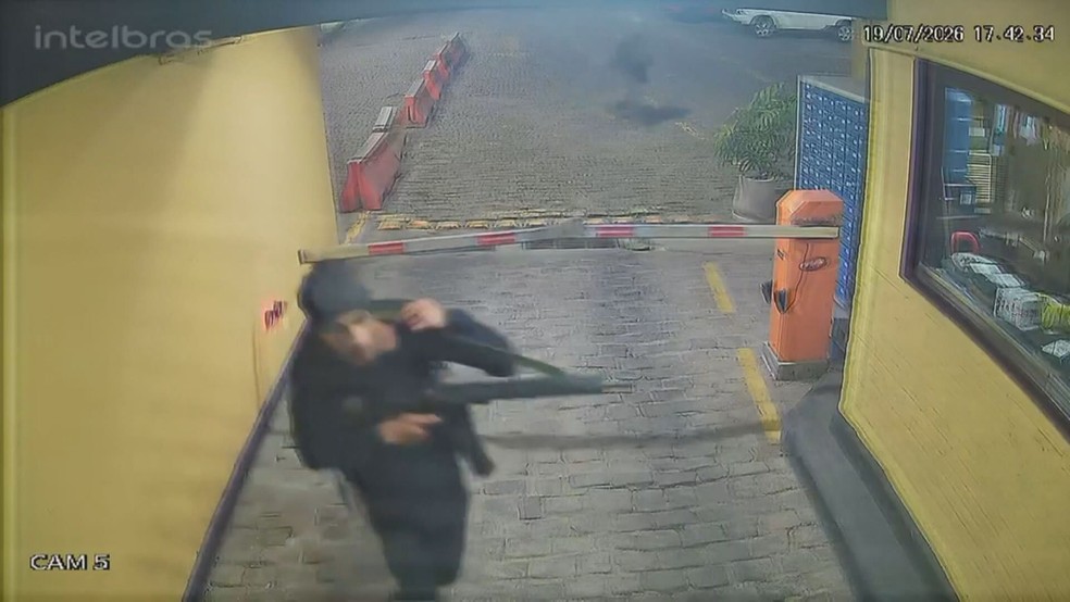 Bandidos renderam porteiros e invadiram um condomínio para chegar à comunidade de Rio das Pedras — Foto: Reprodução / TV Globo