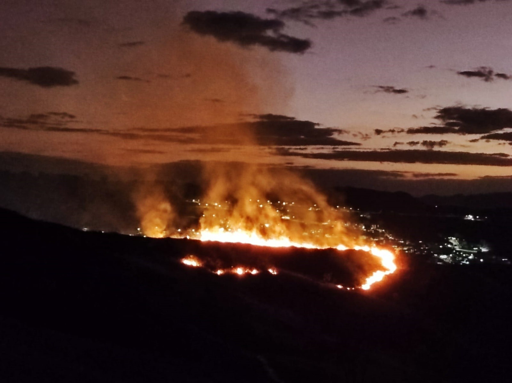 Incêndio queima mais de 600 mil metros quadrados de vegetação em Poços de Caldas, MG