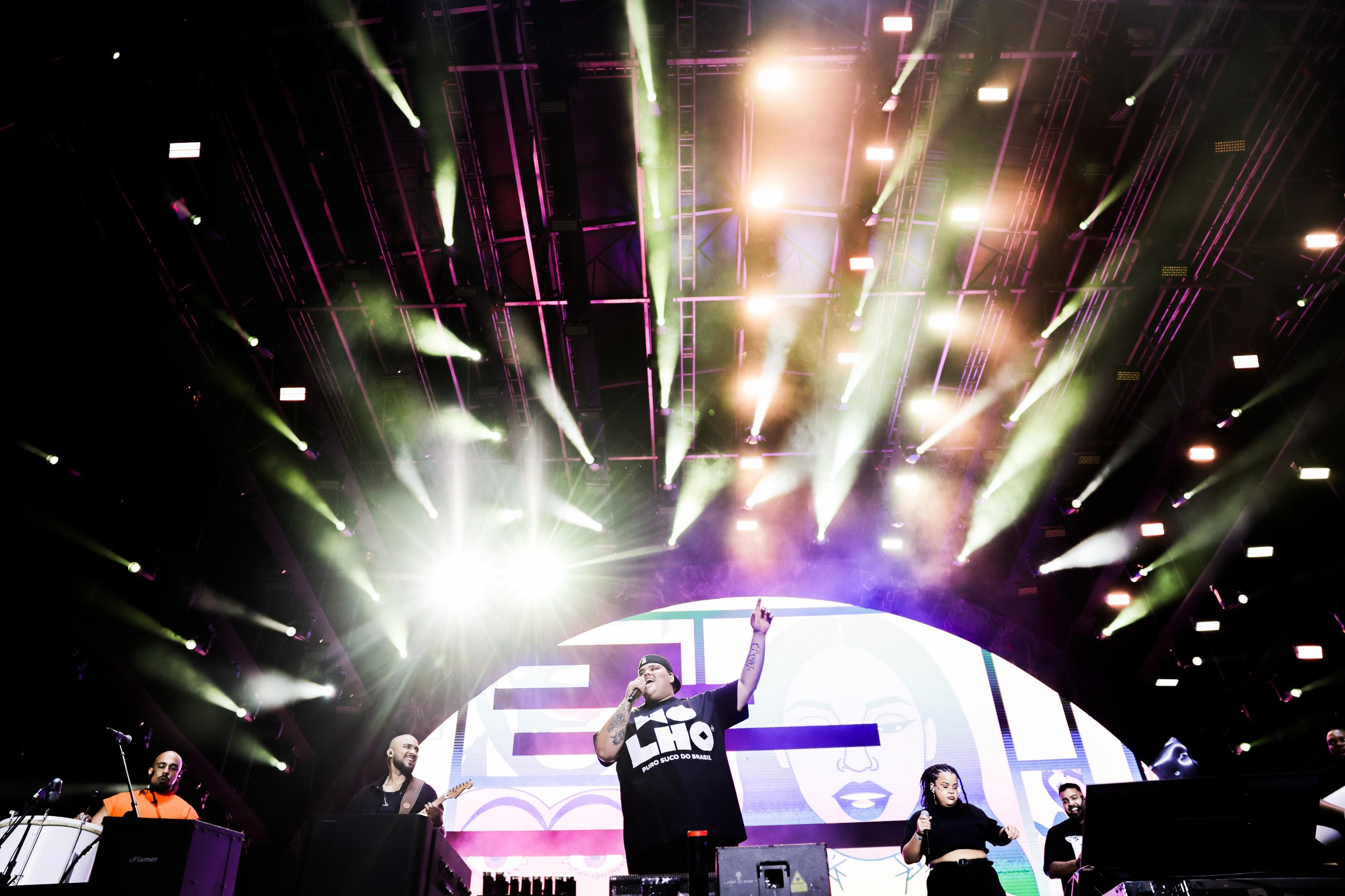 Planeta virou pagode: Menos é Mais dominou a madrugada no maior festival do Sul do Brasil