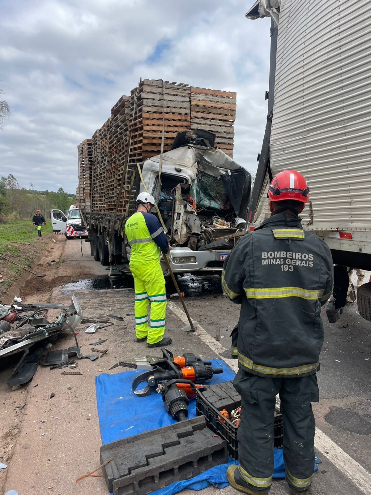 Engavetamento entre carretas causa morte na BR-381 em MG