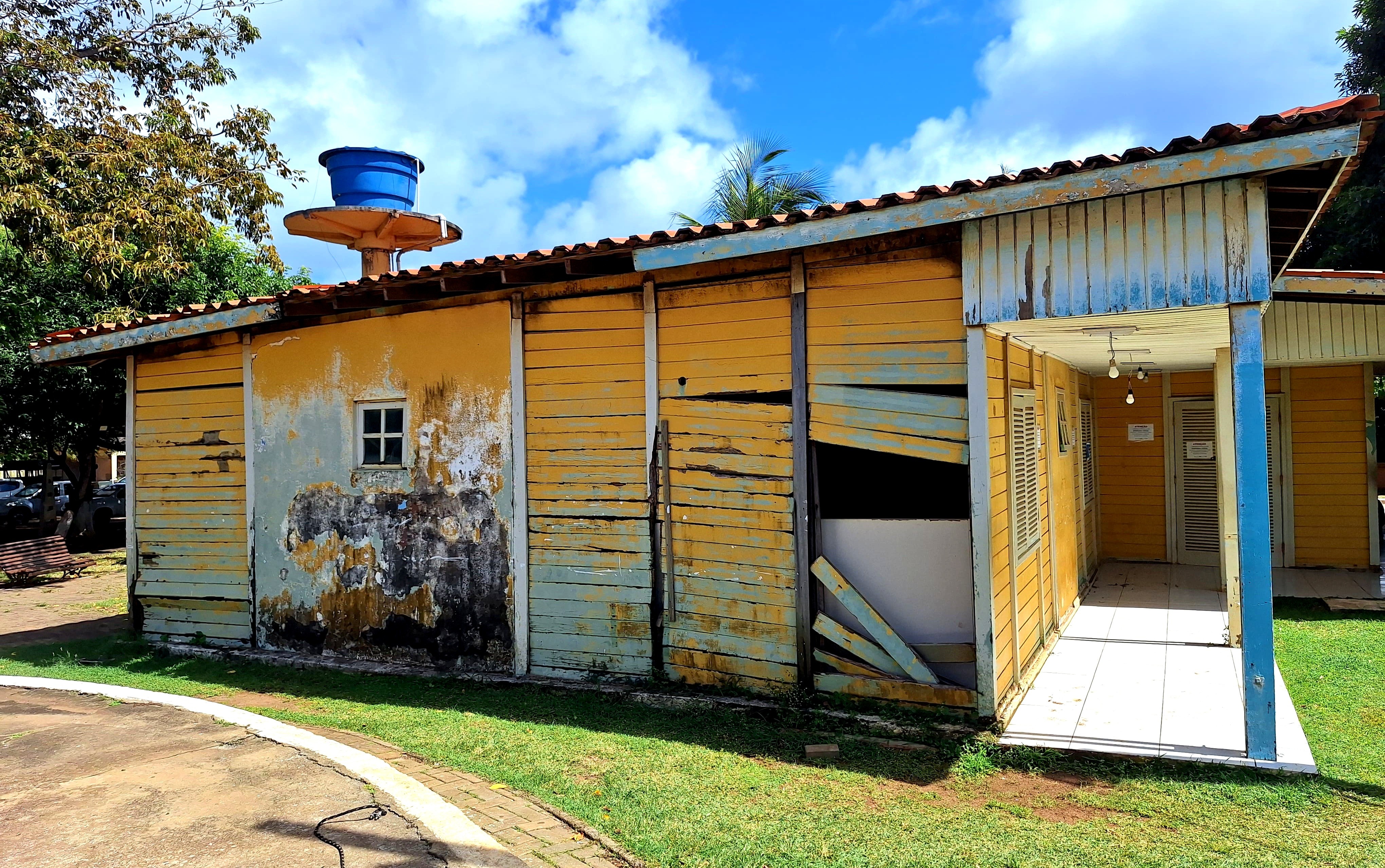 Fechada para reforma que não começou, biblioteca de Fernando de Noronha segue indisponível nas férias