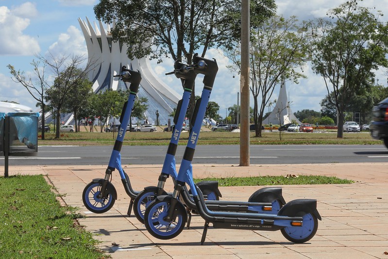 Patinetes elétricos: entenda as regras para usar transporte alternativo em Brasília
