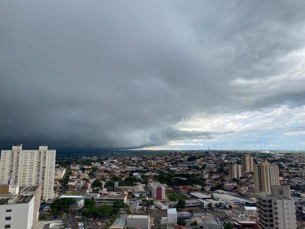 Mudança de tempo; previsão de chuva; céu de Presidente Prudente; céu do interior paulista — Foto: Beatriz Jarins/g1