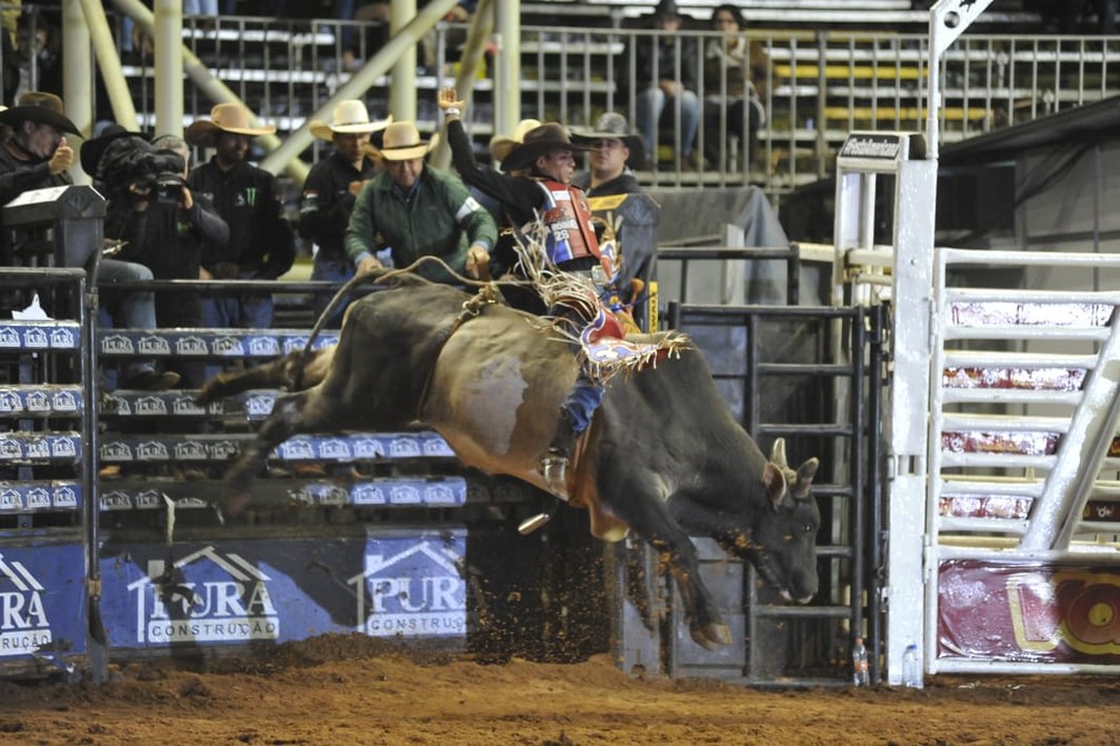 G1 - Axé e sertanejo animam público na última noite do Rodeio de Americana  - notícias em Festa do Peão de Americana 2015