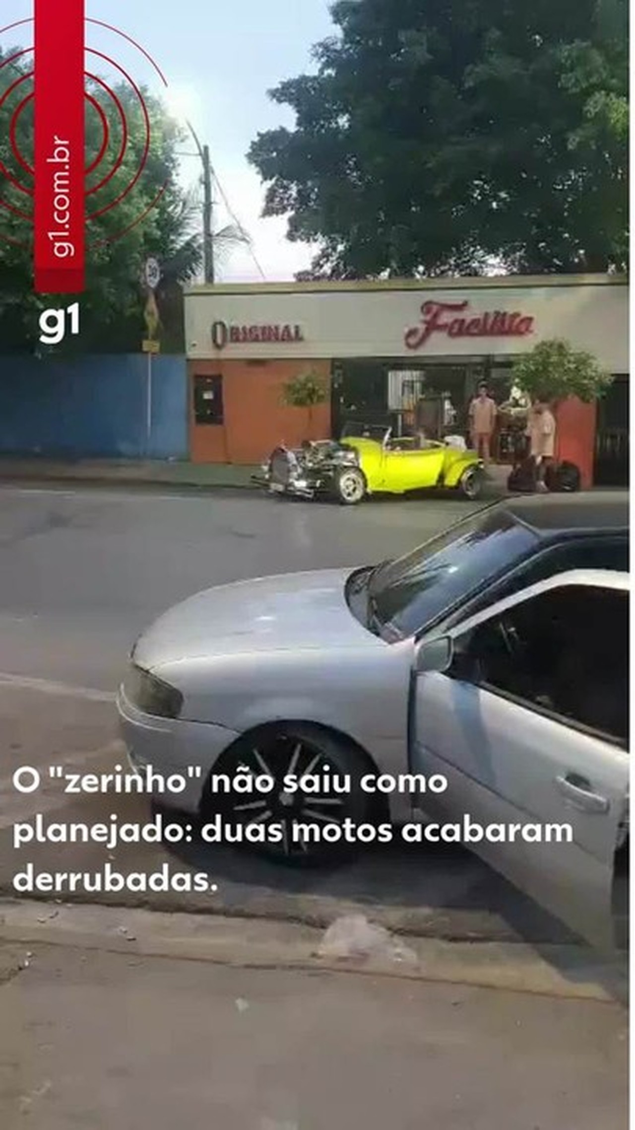 Carro clássico perde o controle durante manobra e atinge motos em Cuiabá; veja vídeo