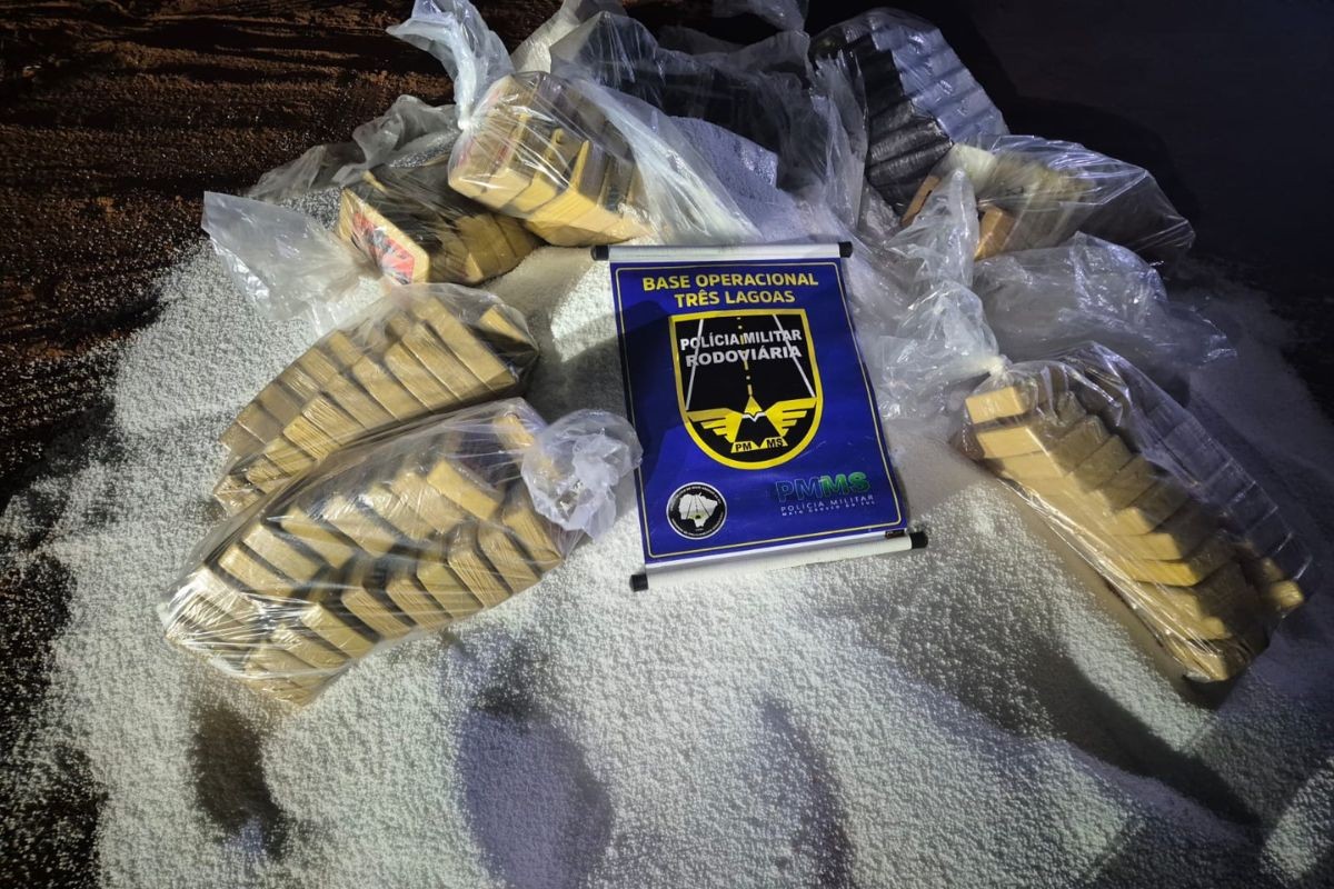 Caminhão tomba e polícia encontra mais de 470 kg de drogas em carga de fertilizante na MS-040