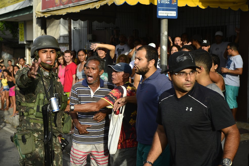 - Militares do Exército Brasileiro intervém durante protesto de manifestantes em frente a quartel da Polícia Militar na Avenida Maruípe — Foto: Guilherme Ferrari/Arquivo Rede Gazeta