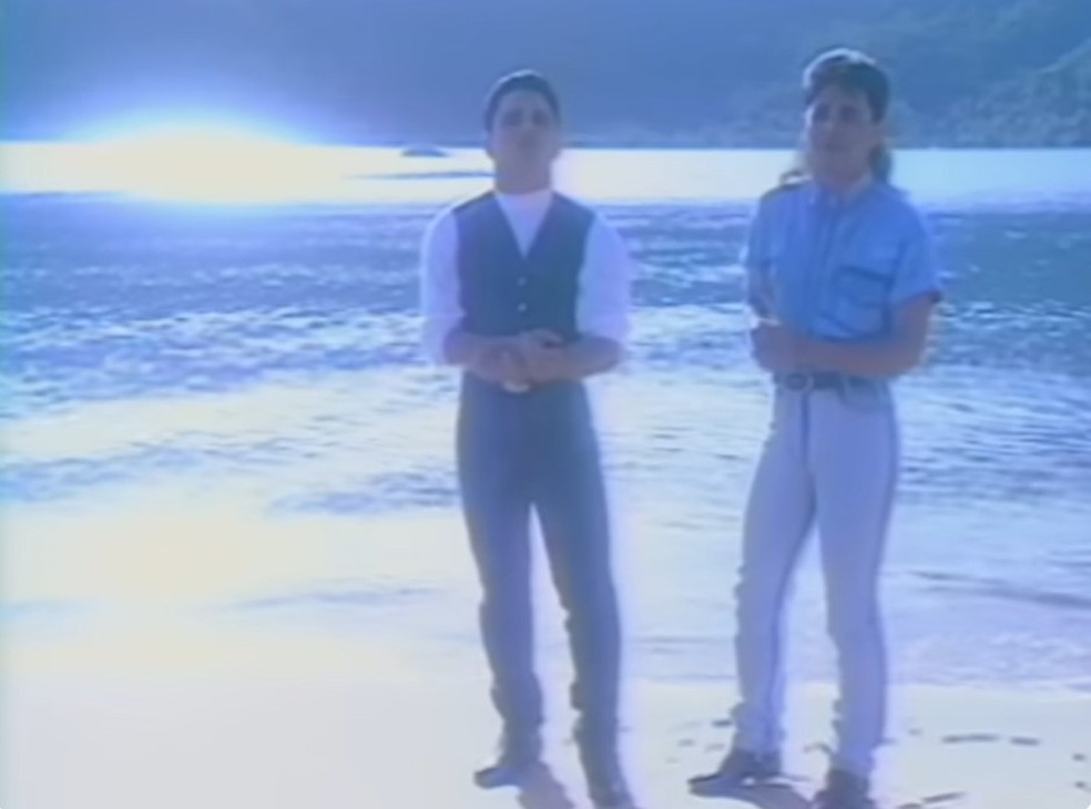 Zezé Di Camargo & Luciano no começo da carreira, em imagem do clipe da música 'Coração está em pedaços' — Foto: Reprodução/YouTube