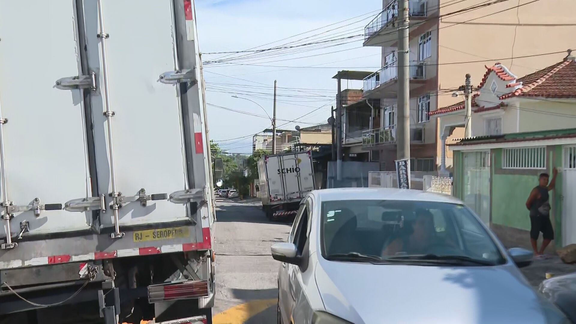 PM frustra roubo de 3 caminhões com alimentos na Zona Norte do Rio