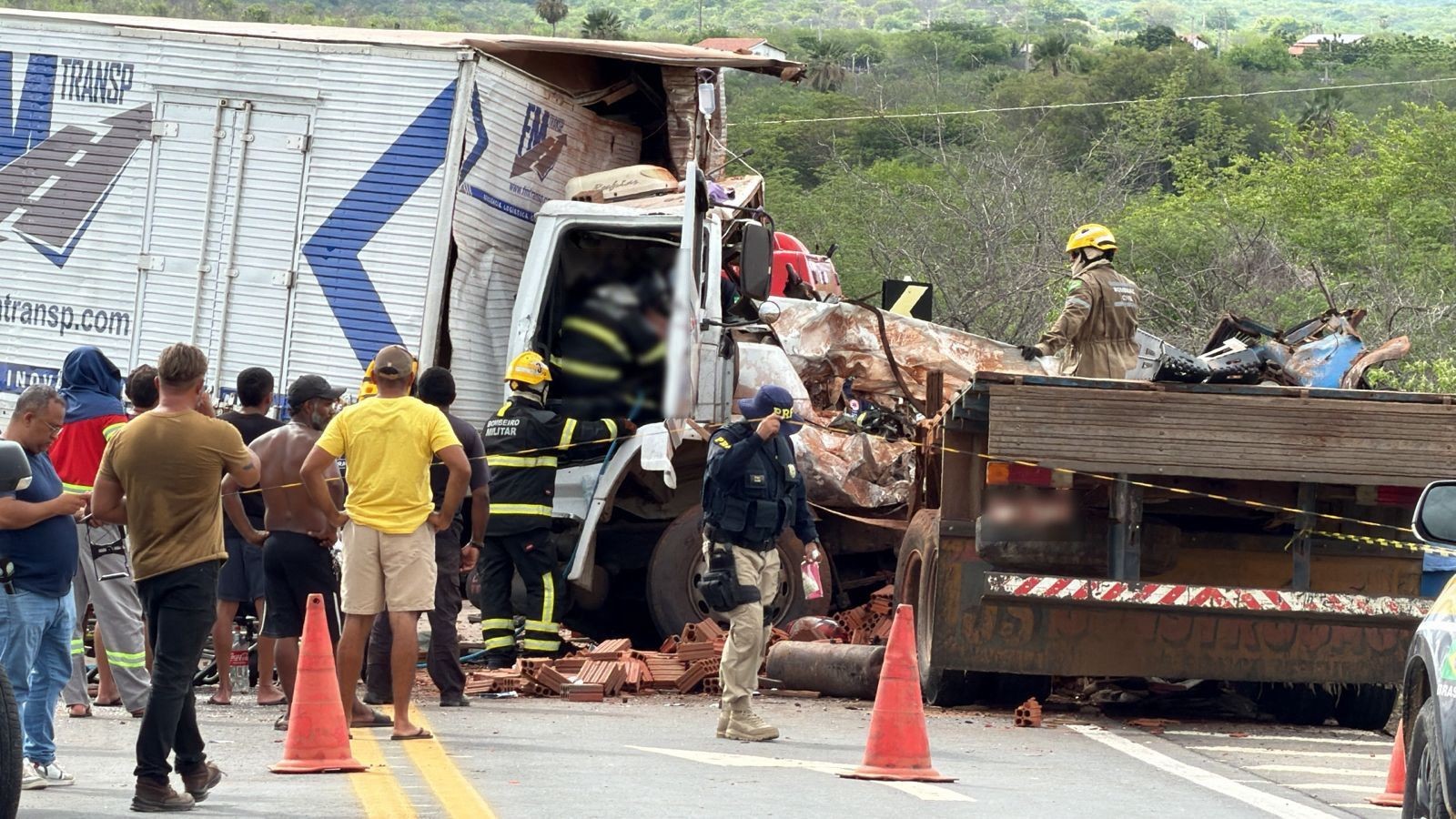 Motorista morre em batida entre caminhões na BR-226 no RN