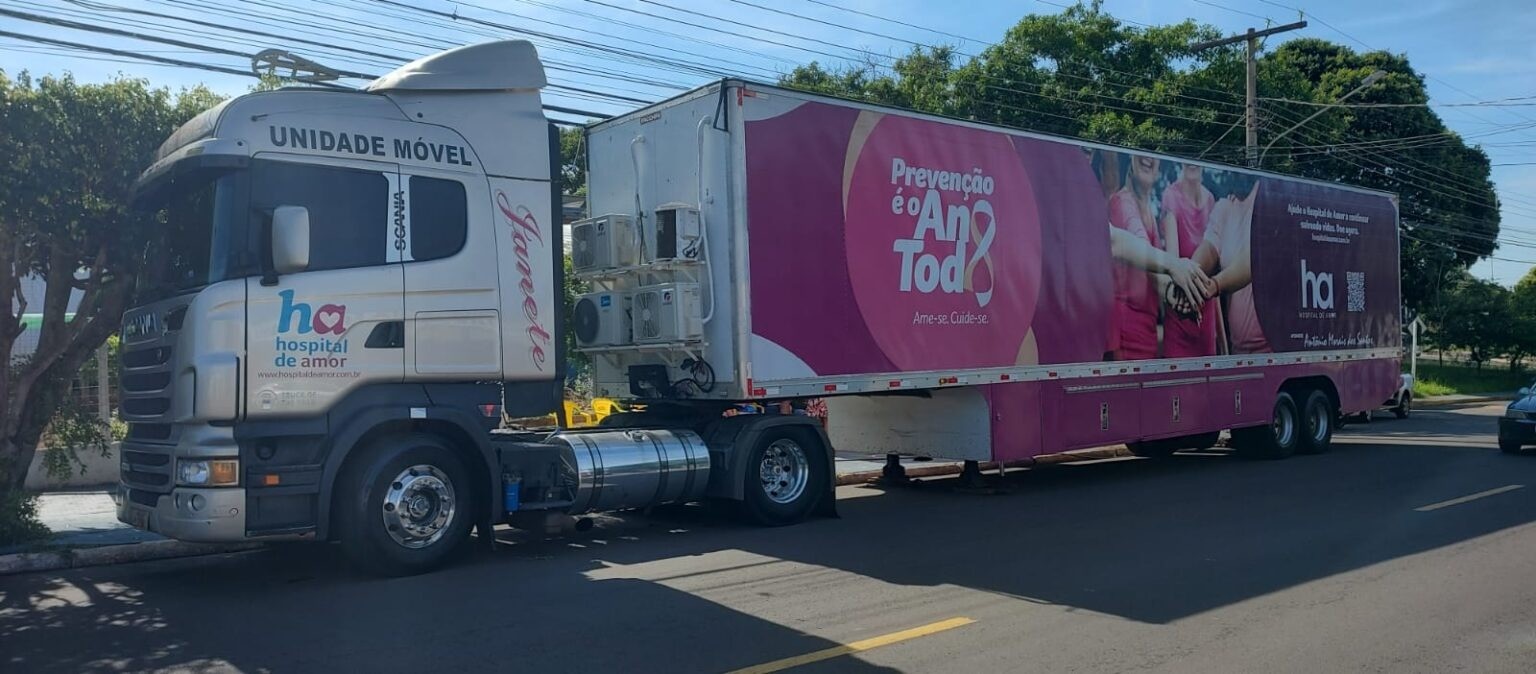 Com mamografia gratuita, carreta estaciona em frente à rodoviária de Campo Grande para realizar exame