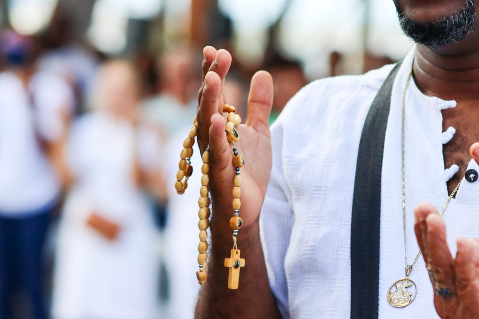 Fiéis sobem a Colina Sagrada na tradicional 'Sexta-feira da Gratidão' — Foto: Divulgação/Sara Gomes