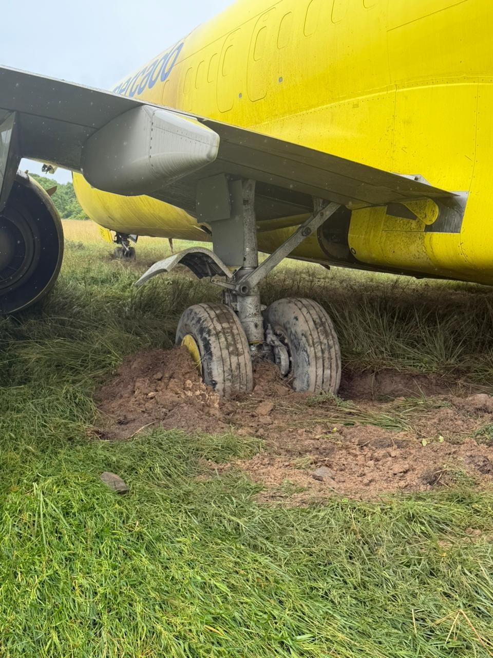 FOTOS mostram avião cargueiro da Gol com pneus 'enterrados' após sair da pista em Salvador