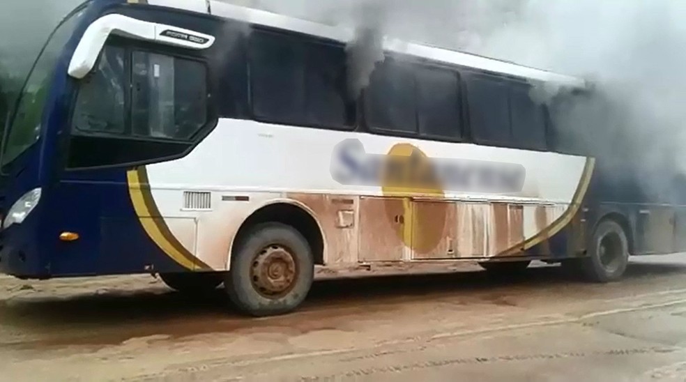 Ônibus do Atlético-PB pega fogo em viagem, mas delegação sai ilesa, atlético-pb