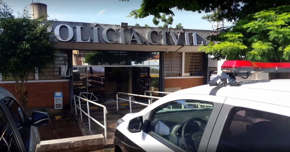 Carro com casal leva 13 tiros após discussão por barulho de escapamento em Porto Ferreira