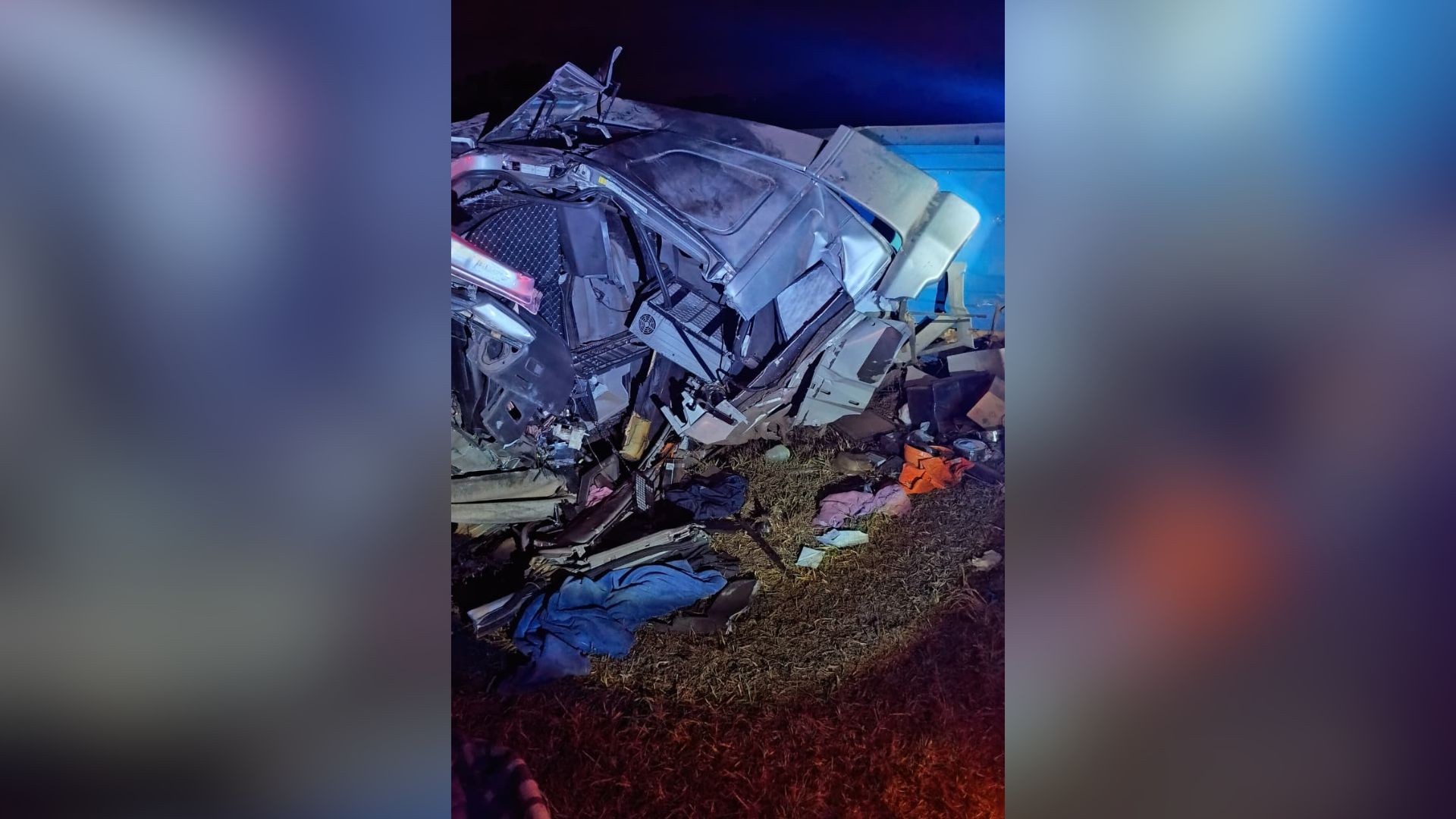 Carreta carregada com placas solares capota e mata motorista na BR-381 em MG