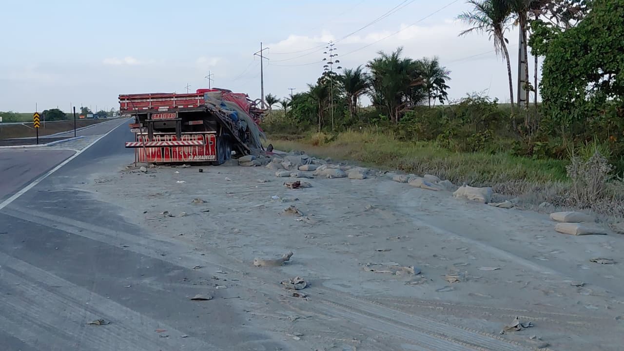 Motorista fica ferido após acidente entre caminhões carregados de cimento na BR-230, na Grande João Pessoa