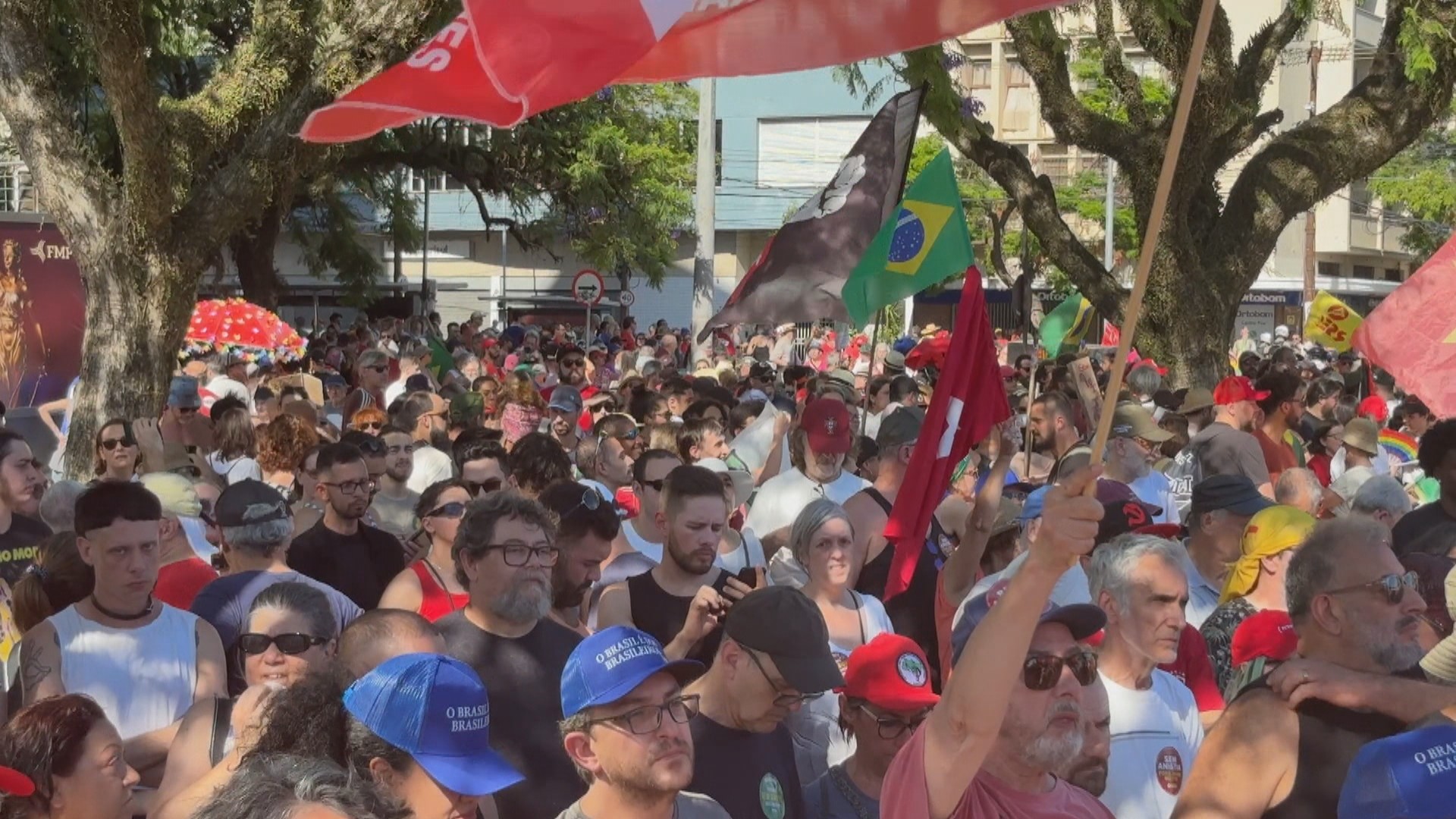 Ato contra PL da Dosimetria reúne manifestantes no Parque da Redenção, em Porto Alegre