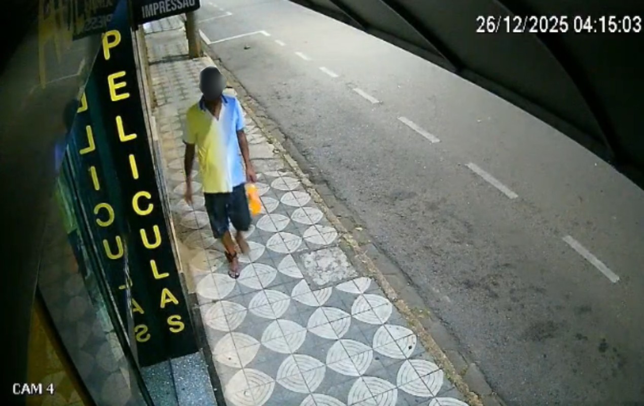 Câmera de monitoramento flagra homem com tornozeleira eletrônica furtando lanchonete no interior de SP; vídeo
