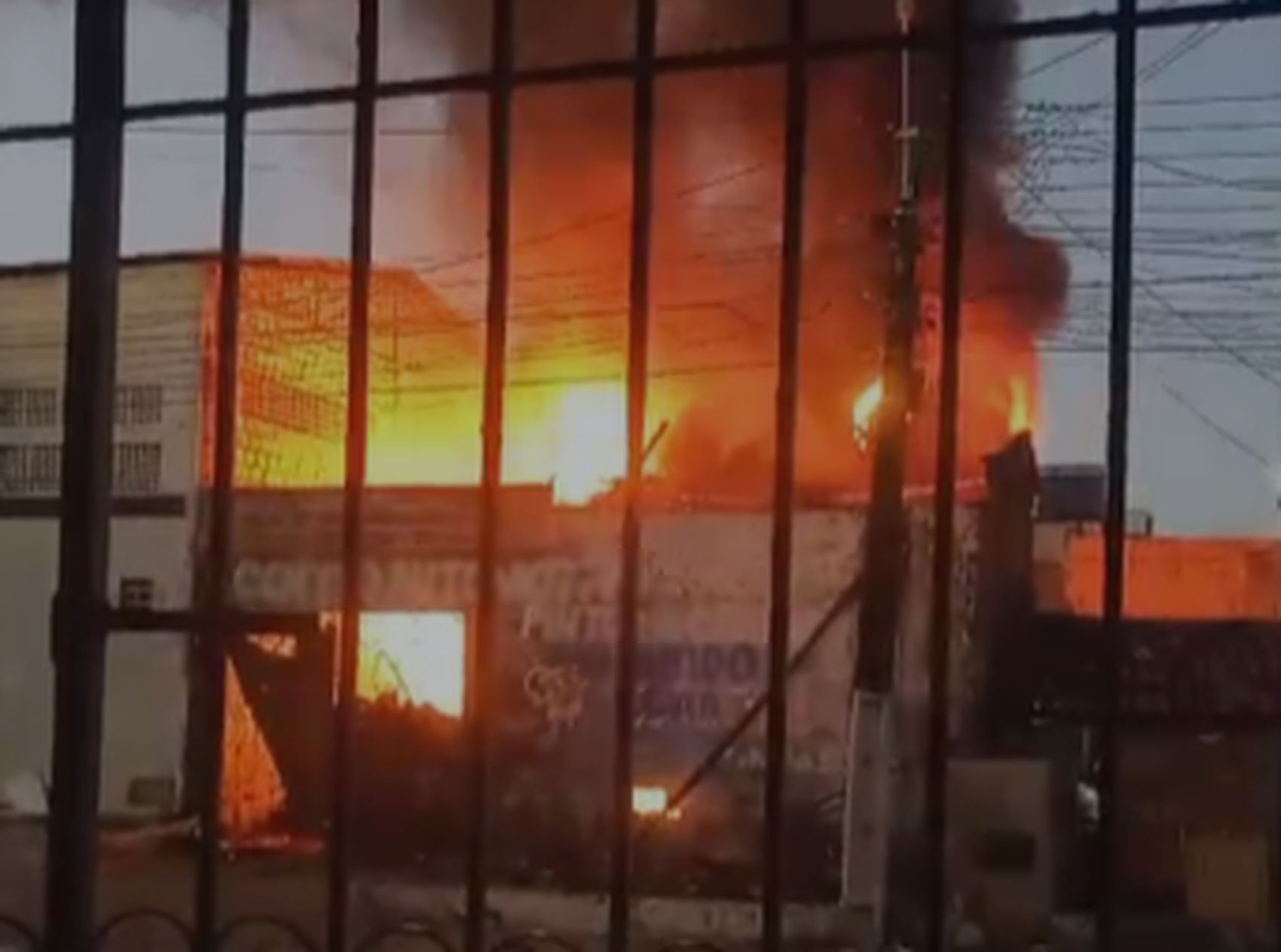 Incêndio é registrado em galpão da Zona Oeste de A