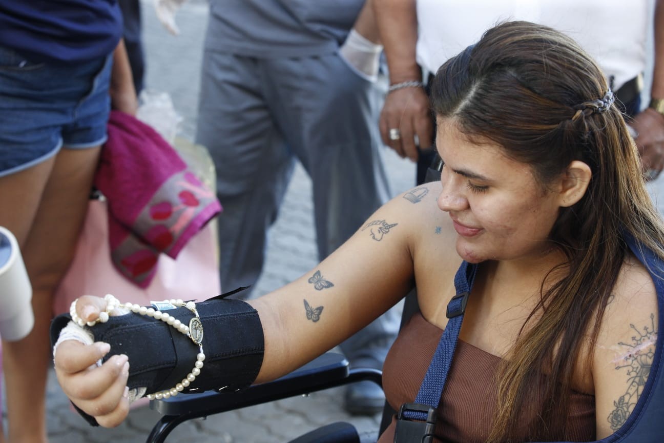 Sonho de Ana Clara: jovem atacada com foice busca reabilitação para falar em Libras com a mãe​‌​