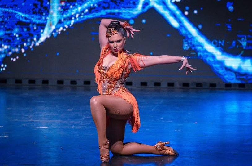 Brasileira com fibromialgia supera dores, vira dançarina profissional e conquista título mundial de salsa