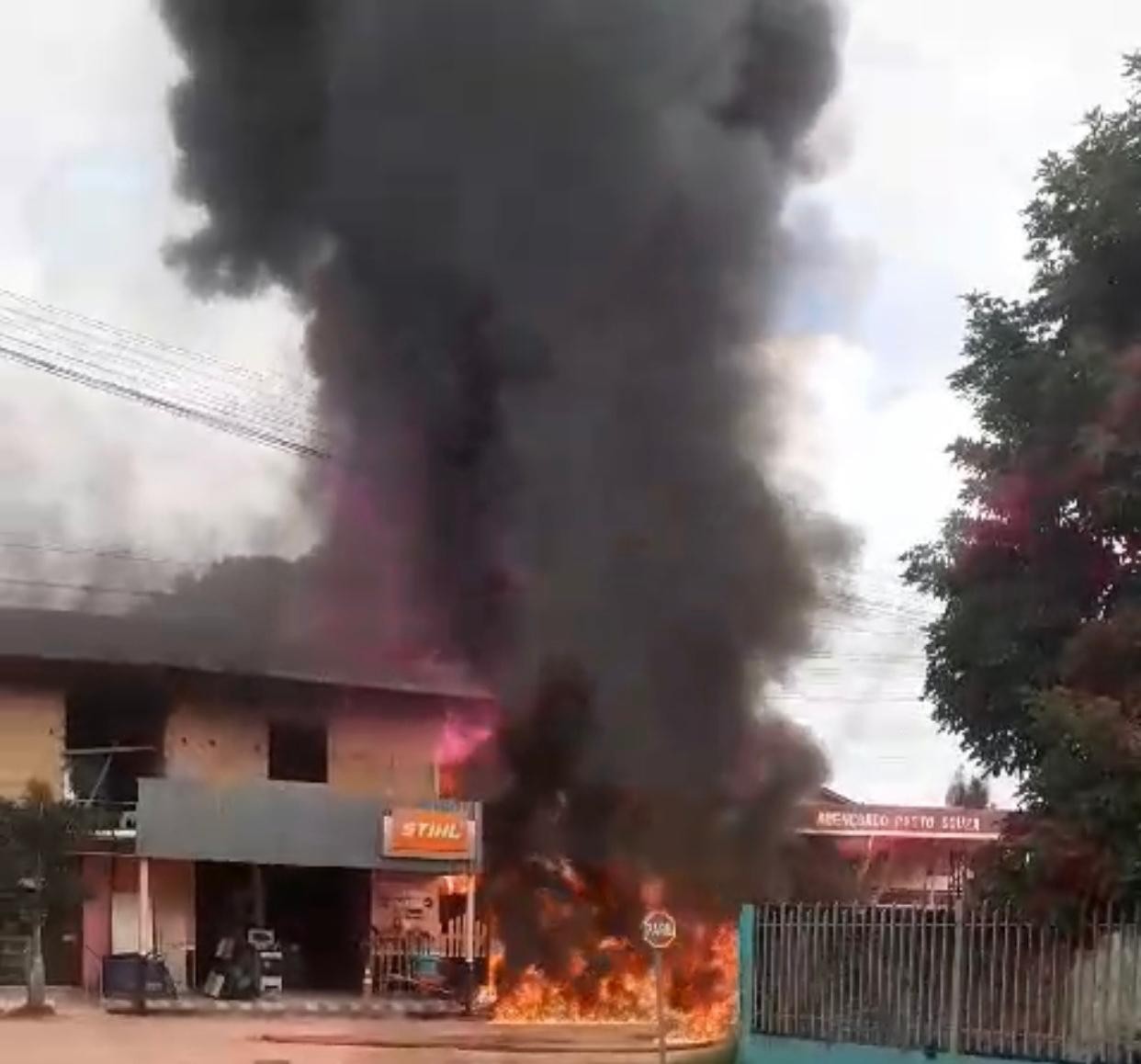 VÍDEO: Posto de combustível pega fogo em Boa Vista do Cuçari, distrito de Prainha; uma pessoa ficou ferida