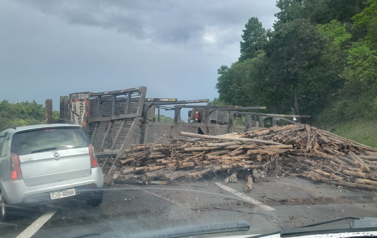 Caminhão carregado com madeira tomba e causa congestionamento na Castello Branco no interior de SP