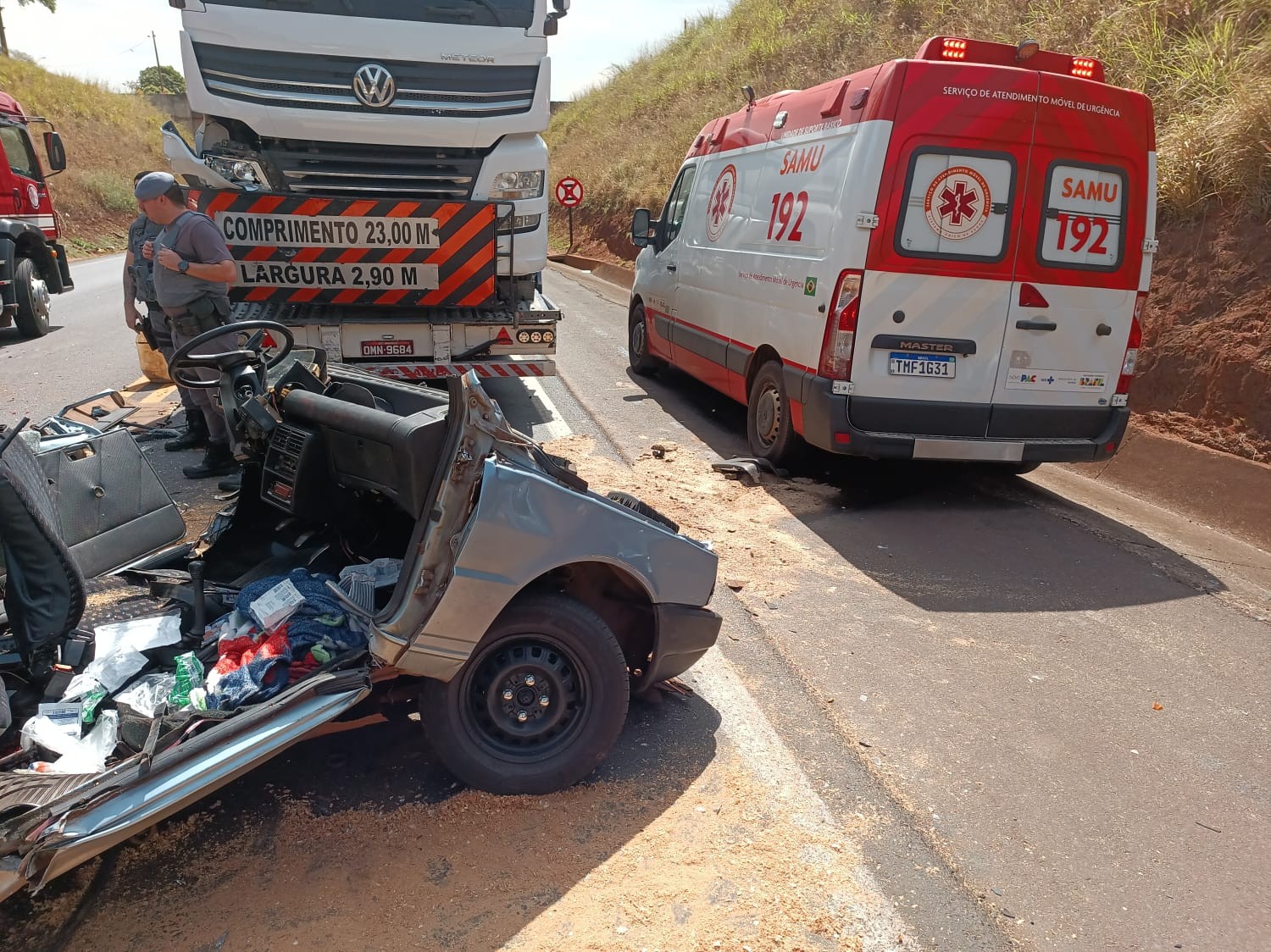 Carro com 4 pessoas é 'esmagado' por caminhões na Rodovia Brigadeiro Faria Lima