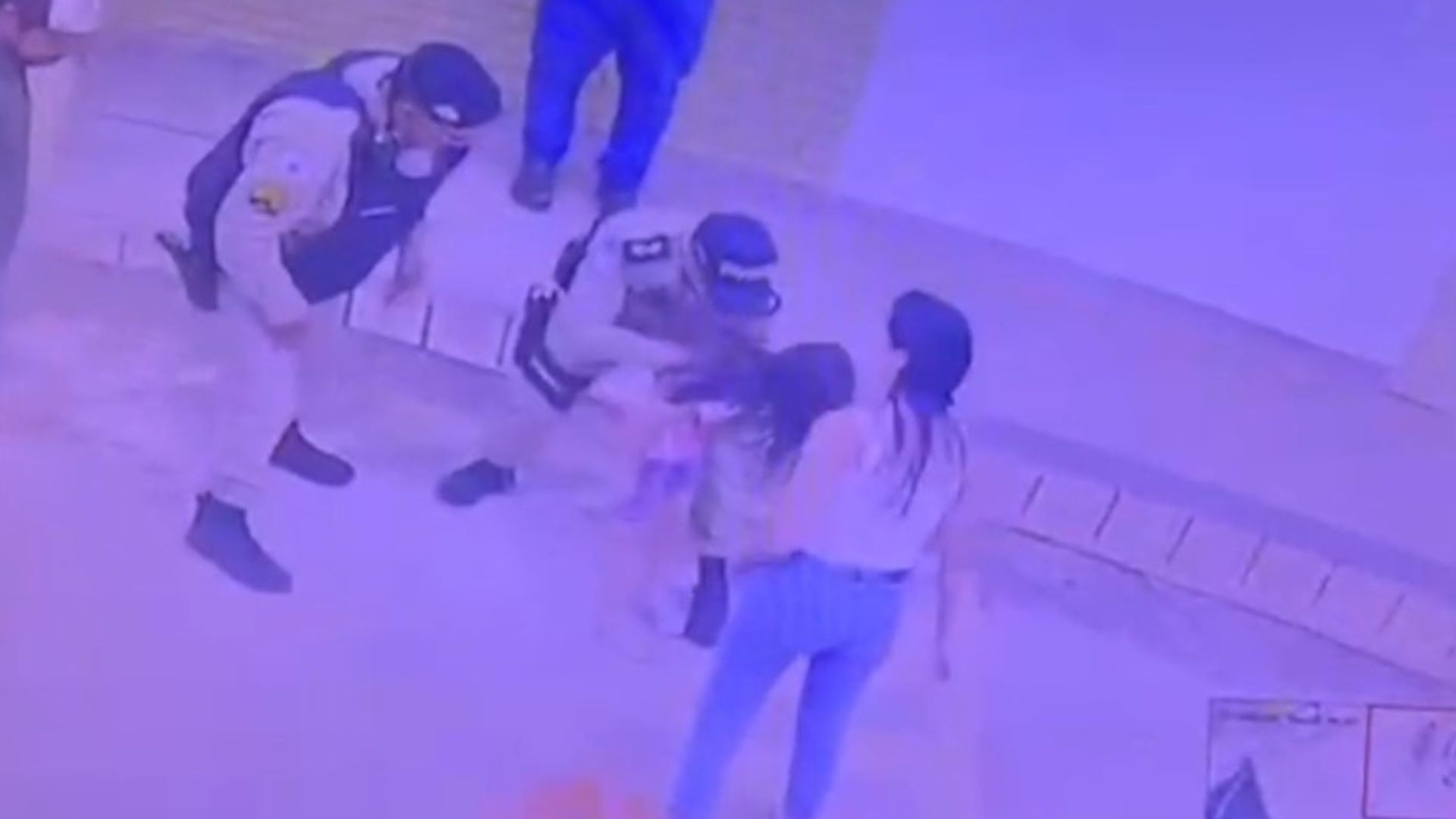 Menina de 6 anos engasgada com pirulito é salva por policiais em MG — VÍDEO