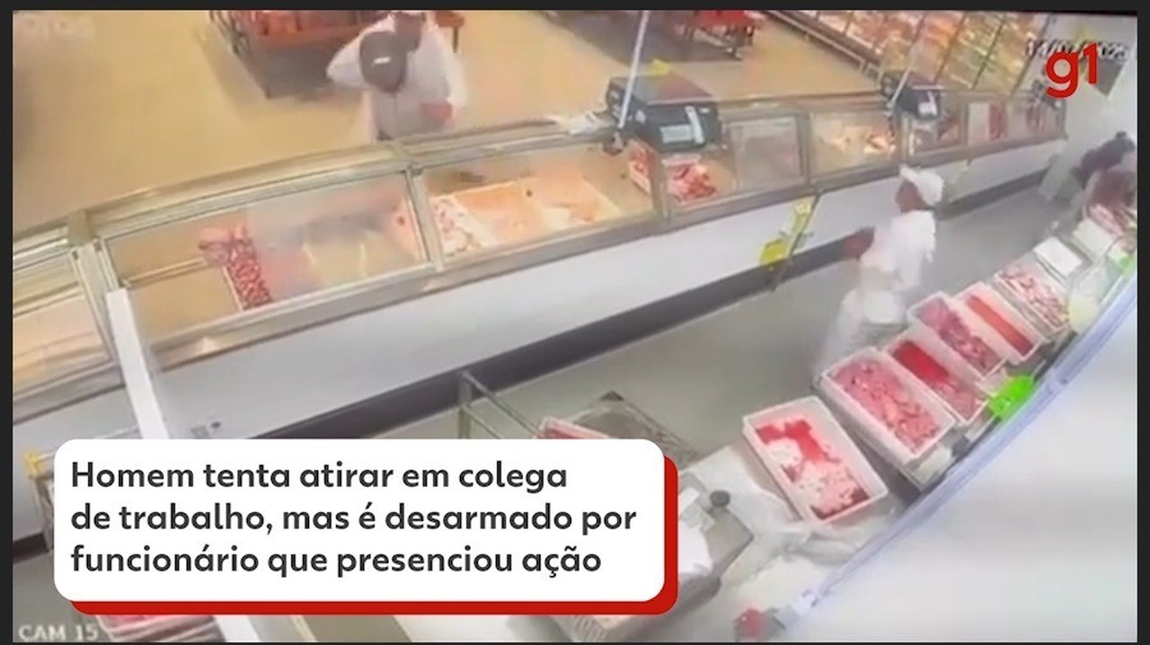VÍDEO: homem tenta atirar em colega de trabalho em açougue, arma falha e ele é desarmado 