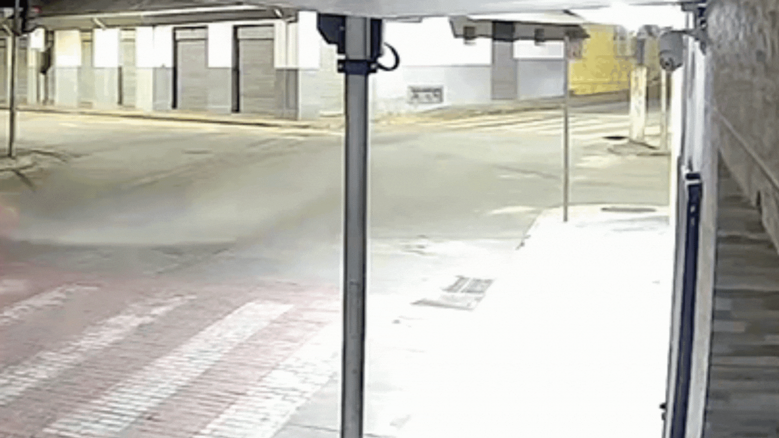 VÍDEO: Em fuga da PM, adolescente e passageiro despencam de moto ao passar por faixa elevada em MG