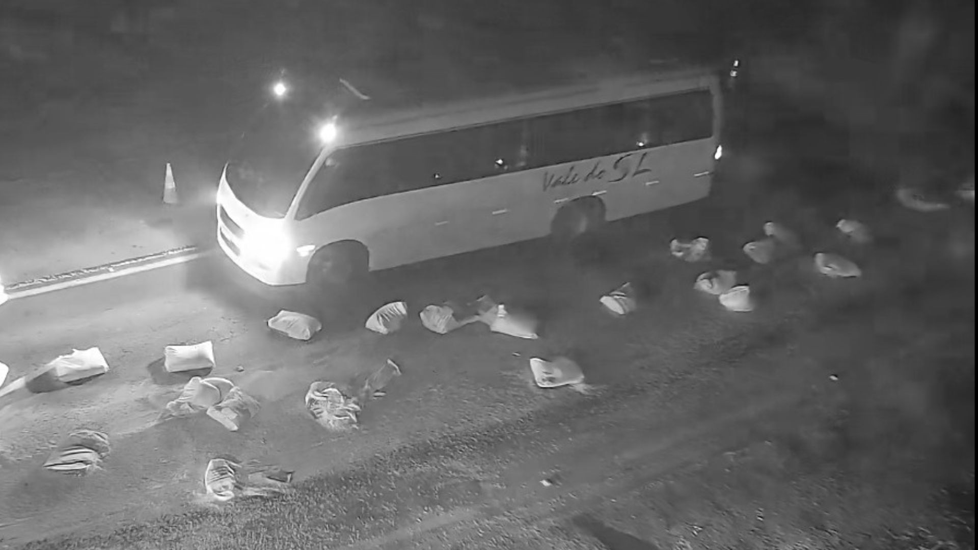 Ônibus com 18 passageiros colide com caminhão na RSC-287; duas mulheres morrem
