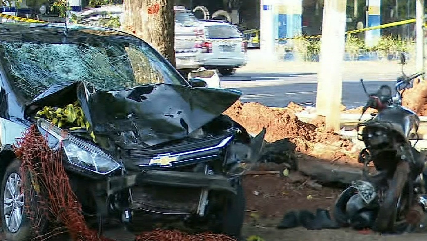 Pai e filho morrem após motocicleta que estavam ser atingida por carro no PR; pai levava filho para o trabalho