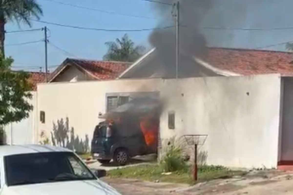 Carro pega fogo dentro de garagem em Campo Grande