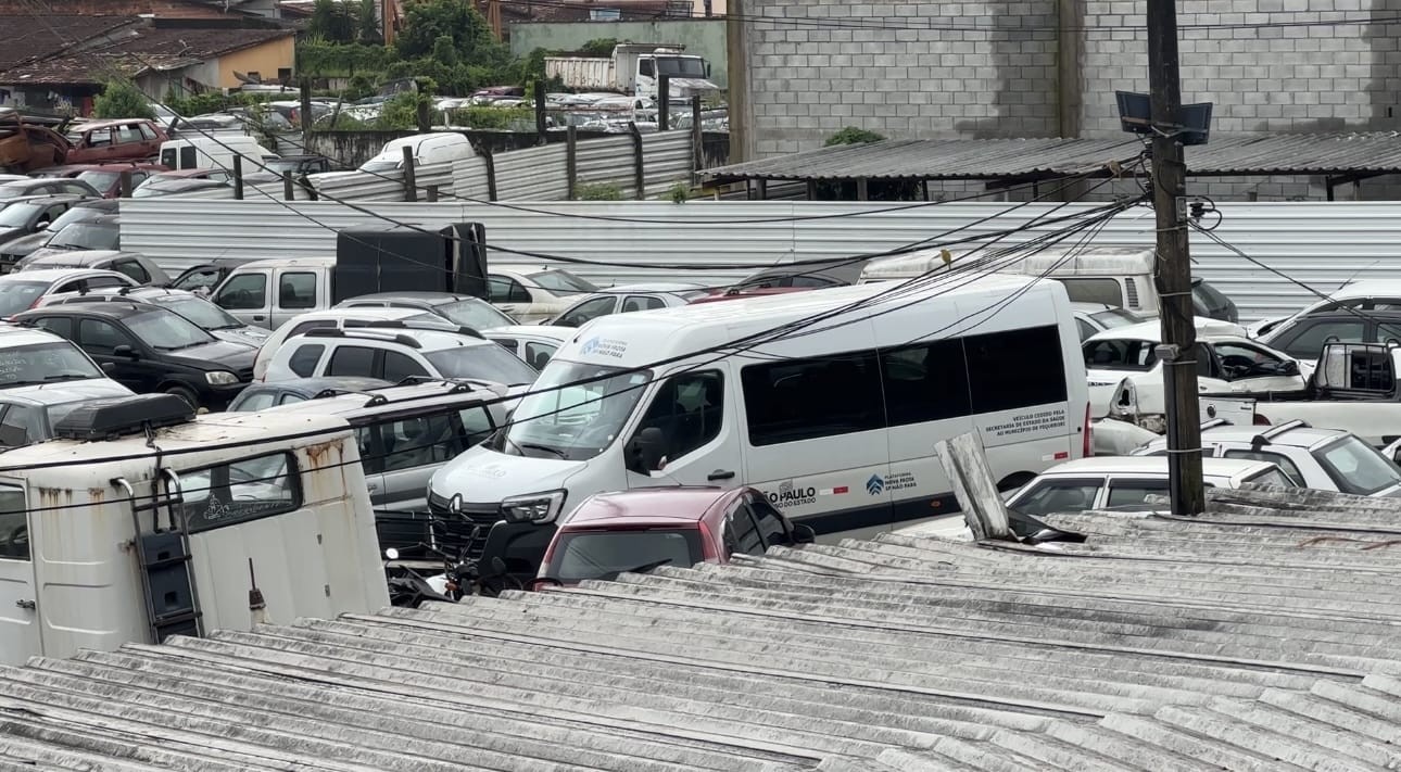 Van para transporte de pacientes do SUS apreendida por transporte irregular segue no pátio do DER