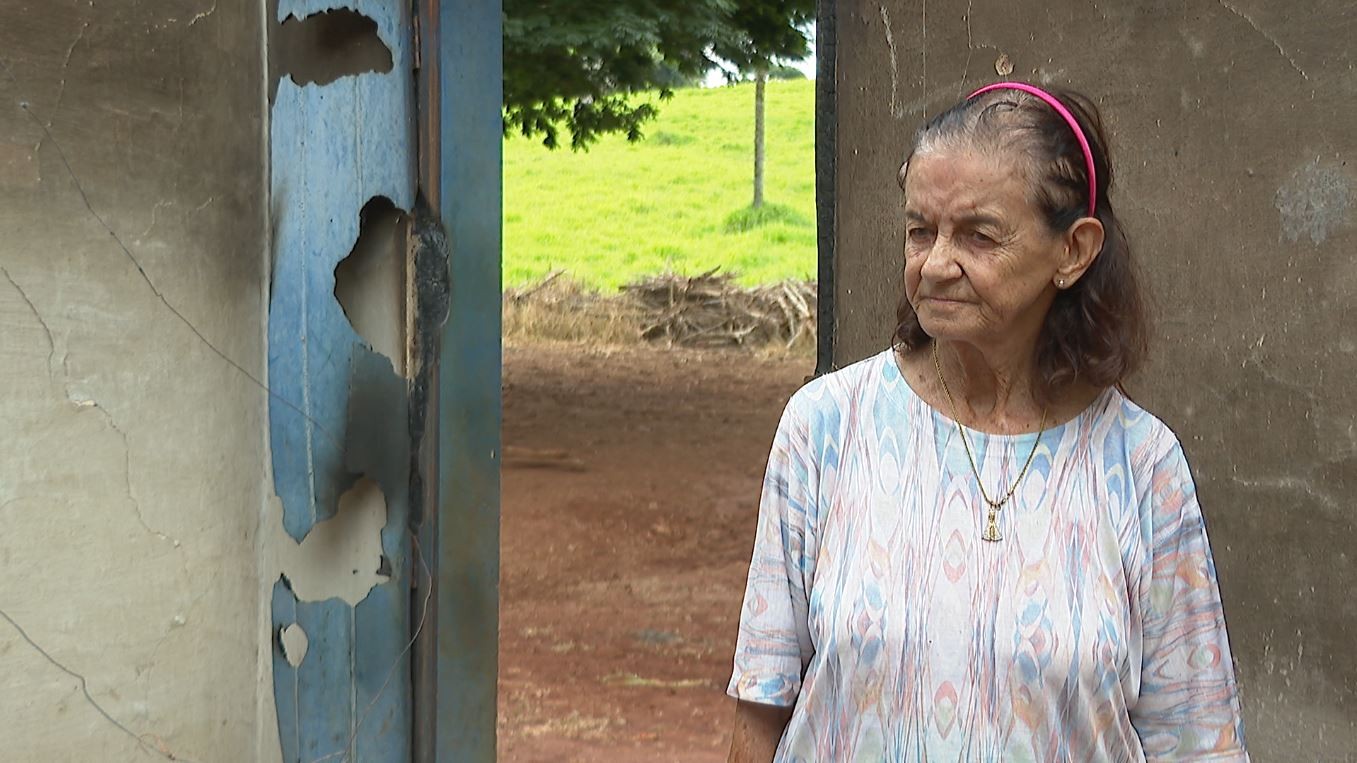 Idosa encontra casa destruída por fogo após temporal e suspeita de queda de raio na zona rural de Batatais, SP