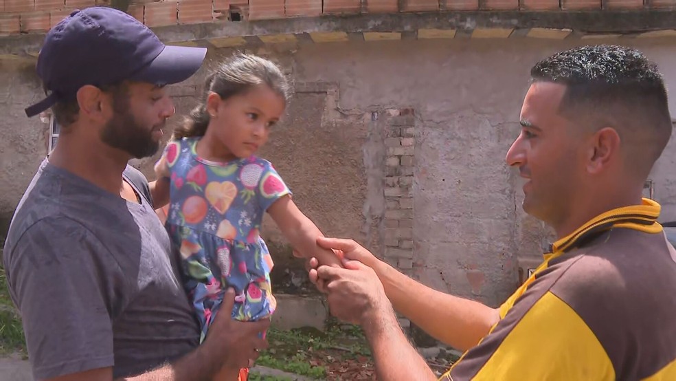 Família resgatada por retroescavadeira reencontra motorista que fez o salvamento — Foto: Reprodução/TV Globo
