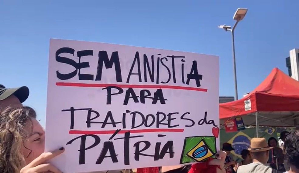 É #FAKE que vídeo de multidão em Brasília seja ato contra anistia no 7 de Setembro; gravação é da posse de Lula, em 2023