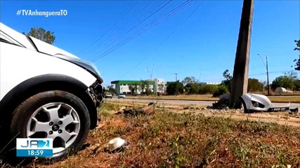 Carro bate em poste na capital e fica destruído; confira