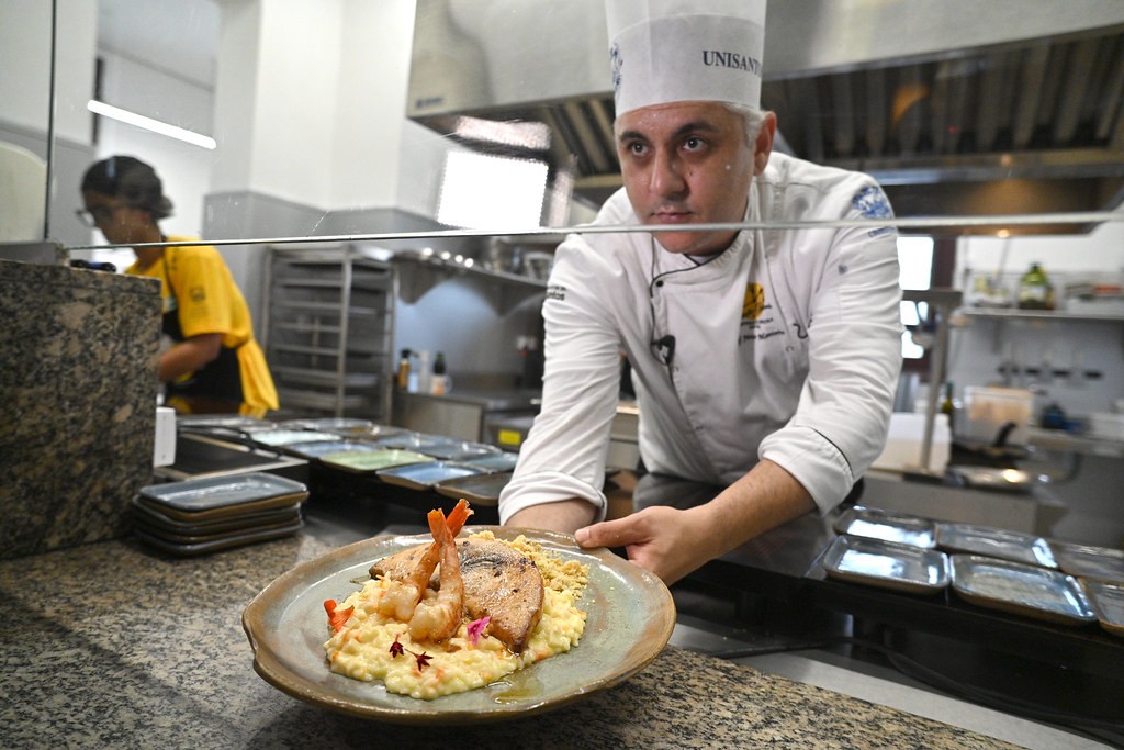 Restaurante-escola Estação Bistrô passa por modernização e é reaberto ao público em Santos, SP 