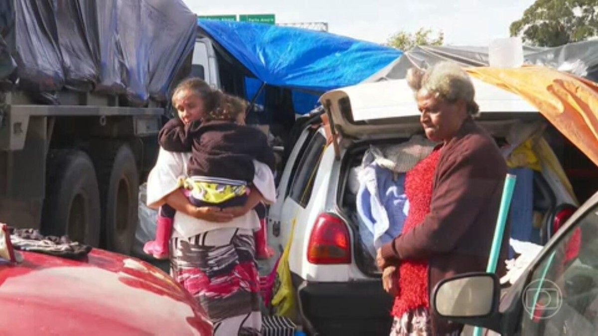 Famílias de desabrigados no RS estão vivendo em carros e barracas na beira da estrada
